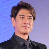 「年の差は２１歳　川﨑麻世、美人妻をバックハグ！ラブラブ夫婦ショット「愛がいっぱい」「かわいすぎる」」の画像1