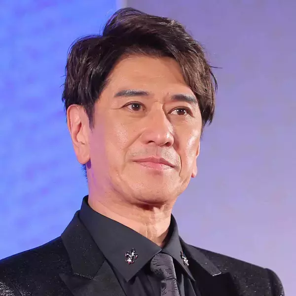 年の差は２１歳　川﨑麻世、美人妻をバックハグ！ラブラブ夫婦ショット「愛がいっぱい」「かわいすぎる」