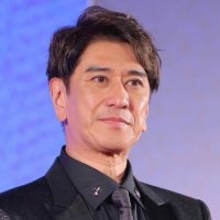 年の差は２１歳　川﨑麻世、美人妻をバックハグ！ラブラブ夫婦ショット「愛がいっぱい」「かわいすぎる」