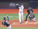 「侍ジャパン・大谷翔平、豪快スイングに球場どよめき　１打席目は左飛で大歓声からため息…３４８日ぶりの日本での一戦は２番で出場」の画像1