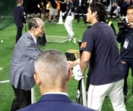 侍ジャパン・大谷翔平が第１回ＷＢＣ優勝監督の王貞治氏とガッチリ握手であいさつ
