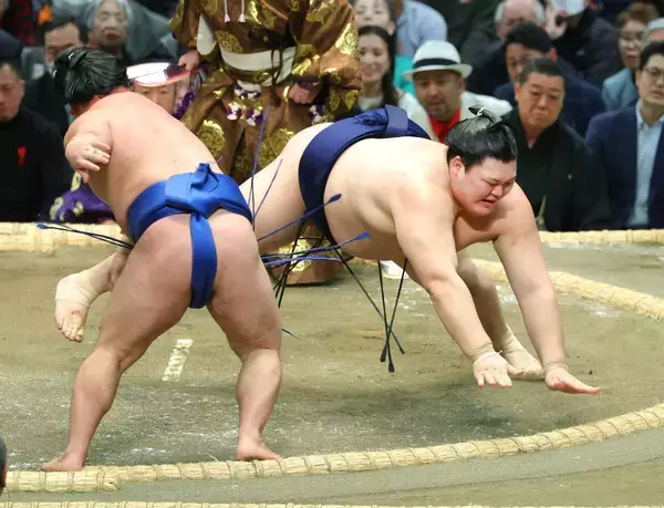 初の横綱挑戦の２１歳が“藤ノ川”５６年ぶり金星　『今牛若丸』と称された４代目以来　「ずっと取りたかった」