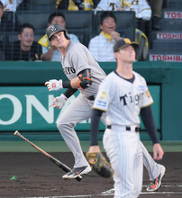 【巨人】１０試合連続の甲子園１点差ゲームを制す！！ 阿部監督「想定内ですね、はい」雨からダルベック復権…サイクル惜しい