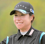 「驚異の８連続バーディー奪取！　岡山絵里がツアー記録に並ぶ　通算２勝の２９歳が首位を走る」の画像1