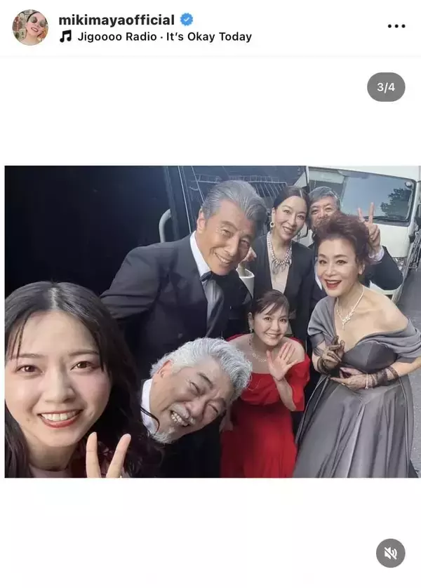 元宝塚トップスター・真矢ミキ、豪華共演者と集合ショット　イベント会場の階段に「久しぶりにシビレました」