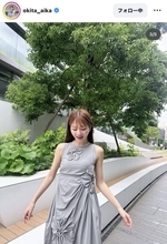 沖田愛加アナ、大きな花のノースリワンピ姿に「お人形さん見つけた」「バラのよう」「素敵なコーデ」