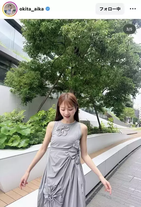 沖田愛加アナ、大きな花のノースリワンピ姿に「お人形さん見つけた」「バラのよう」「素敵なコーデ」