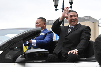 夏場所限りで現役引退の若隆元、弟の若隆景の優勝パレードに参加　「若隆元、お疲れ様ー！」沿道からの声援に手を振って応える