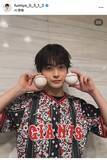 「高橋文哉、巨人“ジョーダンユニ”姿でぎゅっ！始球式でのオフショに「かわいいポーズ」「ノーバウンド成功おめでとう」「ナイスピッチングでした！」」の画像1