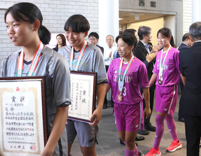 【女子サッカー】藤枝順心が全国高校総体優勝を報告　準決勝で同点ヘッドのＦＷ西梨恋「冬はスタメンを取る」
