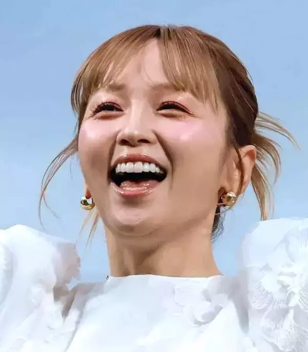 Ｄｒｅａｍ　Ａｍｉの背中見せ後ろ姿が美しい！「なんでや！」デコルテも大きく開けたコーデに「可愛すぎる」