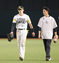 【ソフトバンク】周東佑京が左膝を負傷か　９回の守備で痛めて交代　小久保監督「大事に至らなければいいですけど」