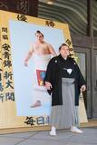 「九州場所Ｖの新大関・安青錦が優勝額贈呈式に出席　「実際に隣に立ったら大きかった。（優勝額を）増やしていきたい」」の画像1