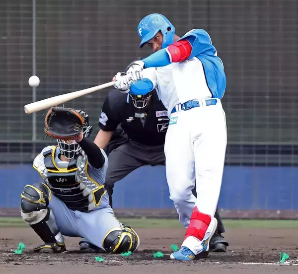 【日本ハム】４番デビューのドラ２ルーキー・エドポロが会心の中越え二塁打　抜てきの新庄剛志監督も拍手送る