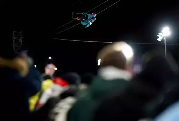 【五輪】カメラのワイヤーが切れて少年に直撃、号泣するハプニング　　スノボＨＰ決勝