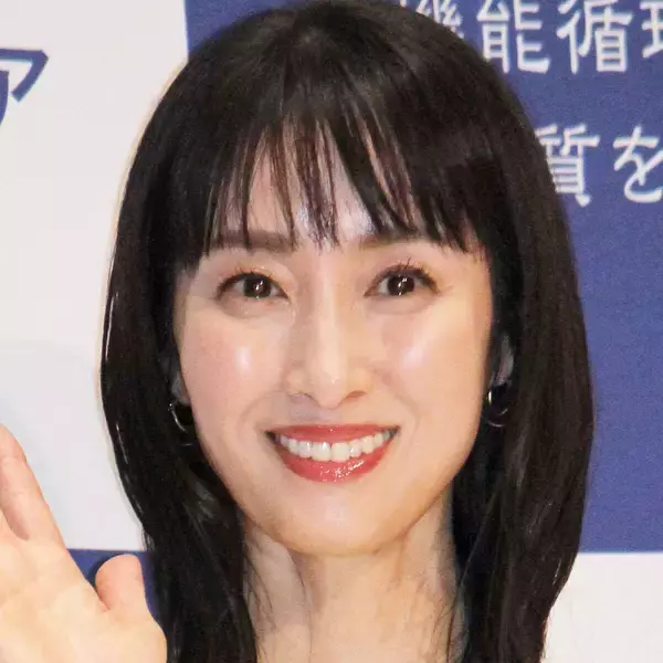 ４９歳坂下千里子、変わらぬ美貌にビックリ！春先取りの桜色のニットが「お美しいでございます」と絶賛