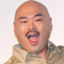 クロちゃん、まさかの“裸エプロン姿”を披露しファン困惑「ええそれは反則」「センスやばい…w」「なんでなん？」