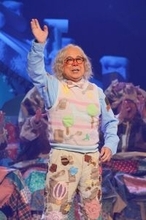 小堺一機がミュージカル「チャーリーとチョコレート工場」休演　３月３１日に自宅で転倒しけが　代役は聖司朗