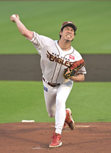 【楽天】 前田健太に打球が直撃　一時ベンチ裏へ下がるもマウンドへ　ライナーが首付近に当たる　ＮＰＢ通算１００勝目を狙って先発　