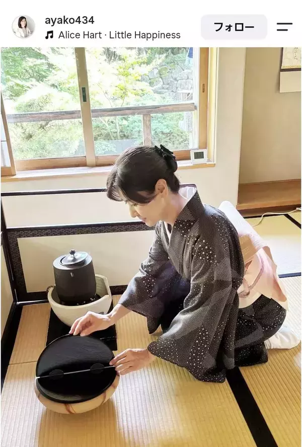 「さわやかな風が吹いてきそう」小林綾子が涼しげ着物姿でお茶のお稽古に「かなりいい脳トレ」