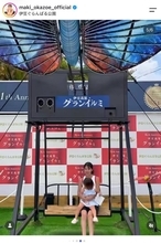 岡副麻希アナの背中がぱっくり開いた水着ショットが話題「可愛い母娘ショット」