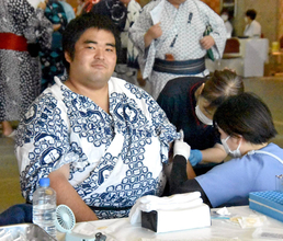 元海上自衛隊員の序ノ口・宇座が採血に苦戦　１時間以上要して相撲教習所の授業時間に間に合わず「こんなにかかると思いませんでした」