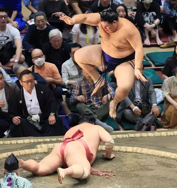 大の里が辛勝　大栄翔を引いてしまい、土俵際で何とか残す　１年ぶりの優勝目指すも、多難な初日