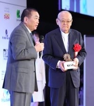 「映画業界に大きな期待と夢と希望」作品賞・海外部門「エミリア・ペレス」配給会社社長が感謝…報知映画賞表彰式