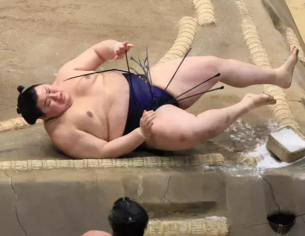 大の里が初黒星　義ノ富士に２場所連続の金星許す