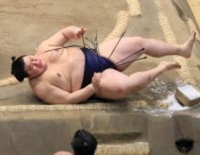 大の里が初黒星　義ノ富士に２場所連続の金星許す