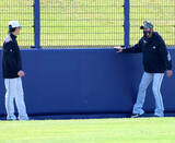 「【日本ハム】新庄剛志監督が改修を要望していた北谷のラバーフェンスを確認「だいぶ柔らかかったです」」の画像1