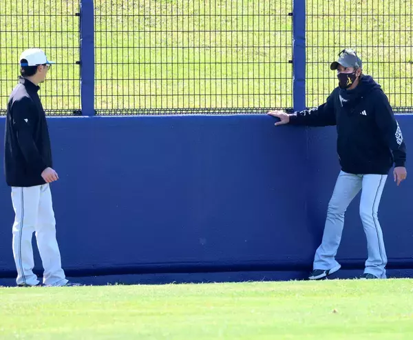 【日本ハム】新庄剛志監督が改修を要望していた北谷のラバーフェンスを確認「だいぶ柔らかかったです」