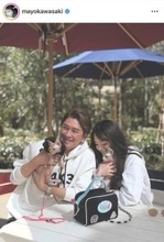 ２１歳差婚で話題の俳優、「幸せいっぱいの６３歳です」美人妻と夫婦ショットが話題！…誕生日迎えた川﨑麻世