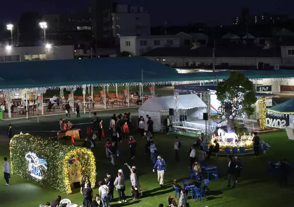 阪神アーバンナイター開幕！　園田競馬場でバージョンアップしたイルミネーションの点灯式に大歓声