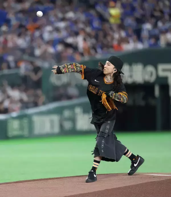 【巨人】Ｋｖｉ　Ｂａｂａの歌唱パフォーマンスに大勢、堀田賢慎らがベンチで熱視線　田中瑛斗はタオルを回してノリノリ！