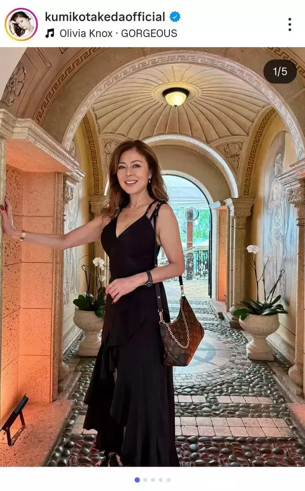 ５７歳・武田久美子、胸元ざっくり娘に借りたドレス姿「若い！」「娘と言うより姉妹」美人娘との２ショットも