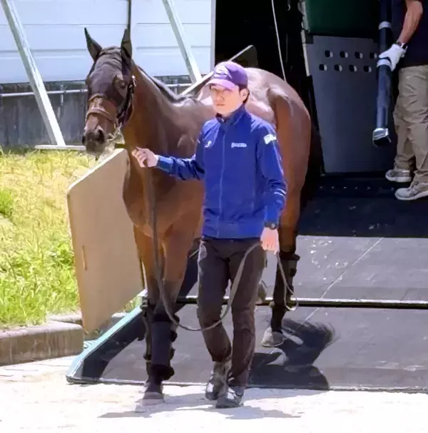 【宝塚記念】昨年は１１着惨敗…レガレイラが阪神競馬場に到着　陣営「慣れているので、変わらずゆったりと輸送できました」