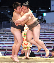 【大相撲】元ラグビーＵ―２０日本代表・原口慎太郎が白星デビュー「楽しかった。ラグビーの試合前の高ぶりと似ていた」　元序二段力士を寄り切る
