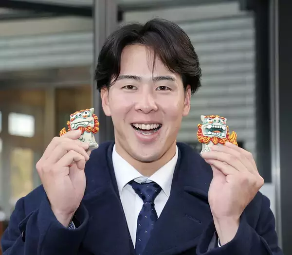 【巨人】ドラフト５位・小浜佑斗が”守り神”シーサーと共に入寮「部屋に飾りたい」　洗礼浴び３、４０分遅れて到着