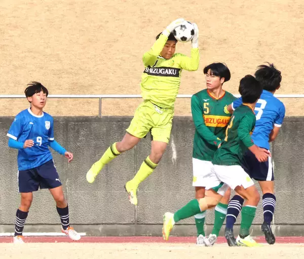 【高校サッカー】静岡学園のＧＫ田辺匠真が好セーブ連発でチームは５戦連続無失点　大会３連覇へあと１勝…静岡県新人戦