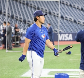 岡本和真がメジャーデビュー　セレモニーで大歓声「７番・三塁」でスタメン出場