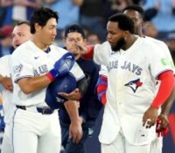 岡本和真がゲレロに感謝「優しい。すごく気にかけてくれて」記念球の回収役も務める　デビュー戦で２安打＆サヨナラ生還