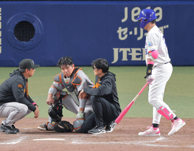 【巨人】大城卓三の頭にバットが直撃　苦悶の表情　トレーナー駆けつけ一時騒然　木下のフォロースルーが側頭部付近に