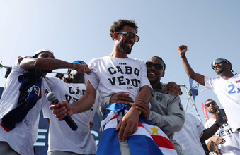 【Ｗ杯】カボベルデ代表が帰国…空港に国民詰め掛け大盛り上がり　Ｇｋボジニャ「皆さんと喜び、分かち合いたい」