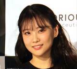 「重盛さと美　キャミソールの中見せた「けしからん」「成長してるよね」「たまらん」ベッドの上で「惚れてまう」」の画像1