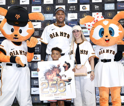 【巨人】ライデル・マルティネスが２５０セーブ達成 　妻・リリエンさん、息子のルーカス君が涙のヒーローインタビューを見守る