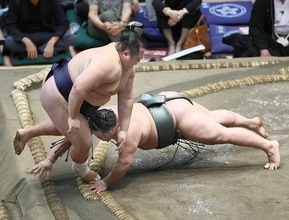 十両の友風が明生をはたき込んで４勝目　「立ち合いの変化も頭に入っていた。その後は体が動いてくれました」