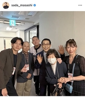 さだまさし、石川雅規の家族と集合ショット！引退セレモニーにも登場「あなたは神宮の怪物でした」