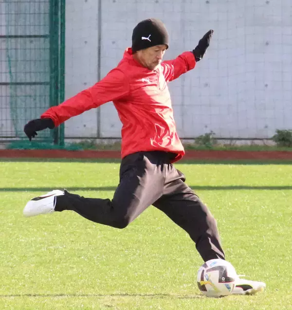 ＦＷカズが約２週間の自主トレを打ち上げ　来季去就の発表はまもなくか「年内に最終的な結論が出る」