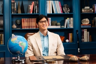 大谷翔平　メガネ姿で知性あふれる英会話講師に“変身”「教えて！大谷さん」…ＥＣＣジュニアの新ＣＭ放映開始